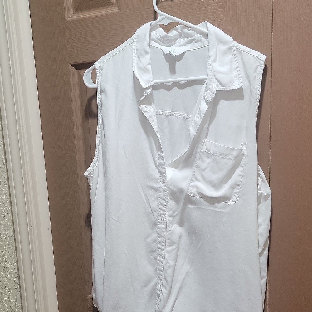 Time and Tru Women's White Sleeveless Button Down Shirt